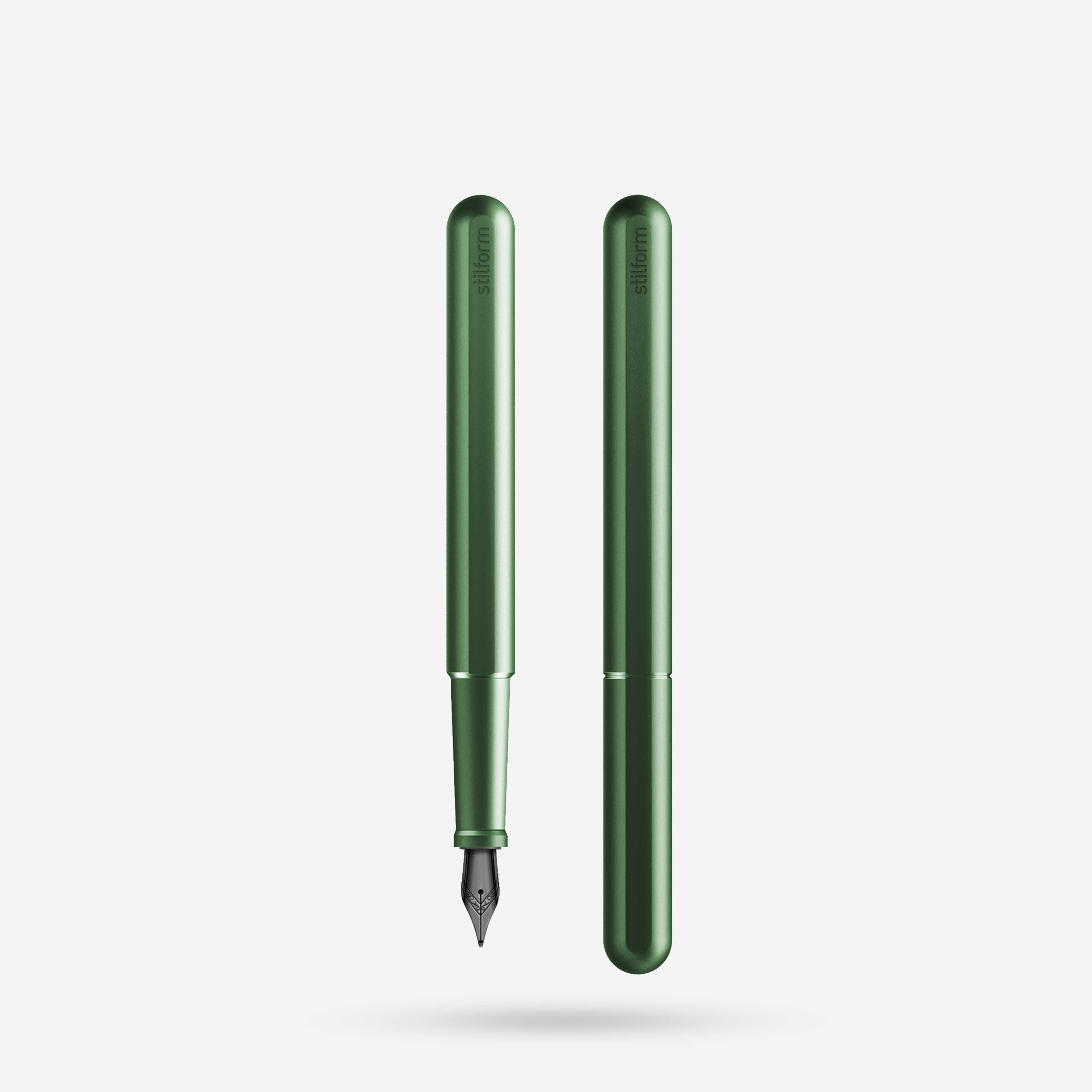Aluminium Füllfederhalter in Aurora Green mit schwarzer Stahlfeder, Vorder- und Rückansicht