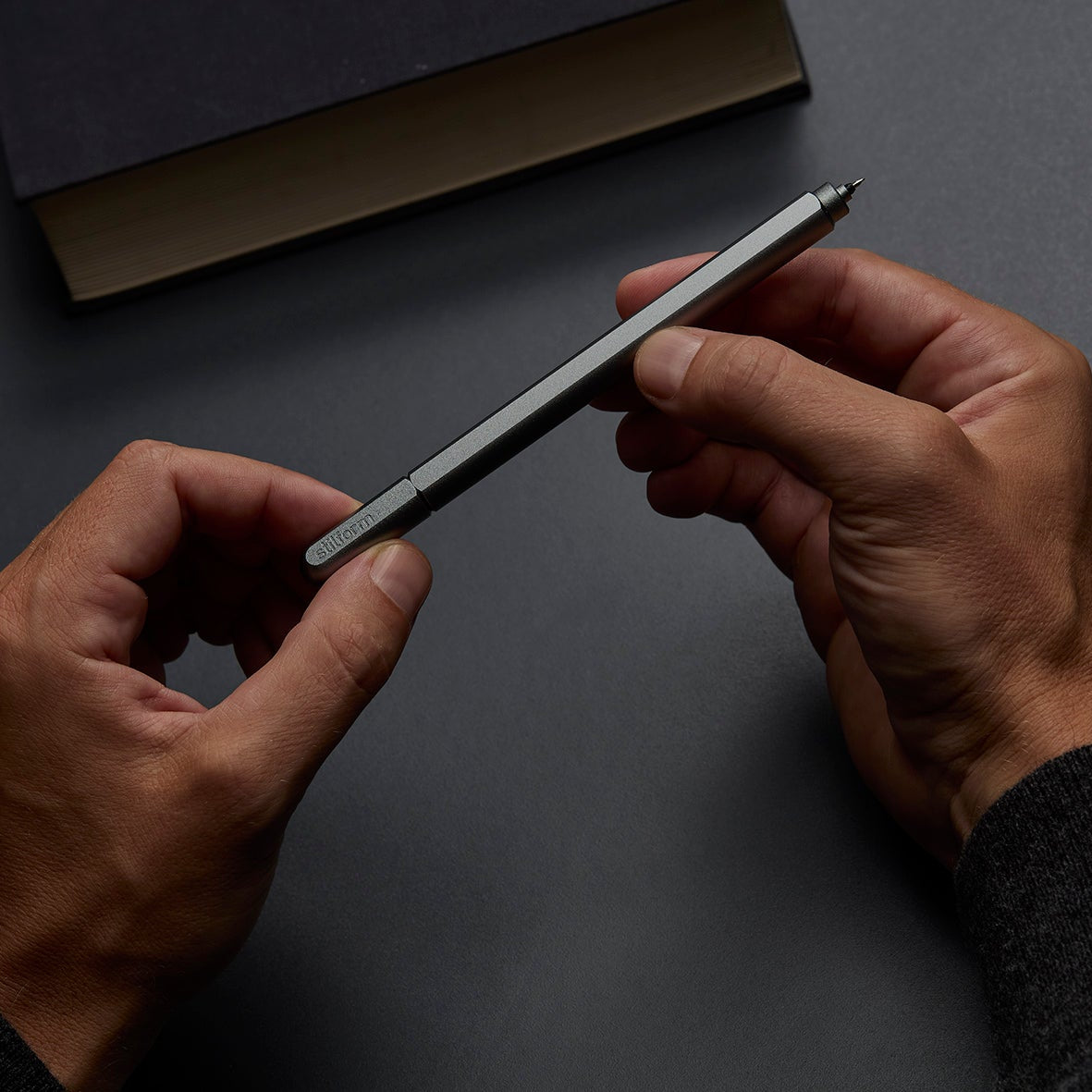 Aluminium Gelschreiber ARC in Comet Grey, gehalten in beiden Händen