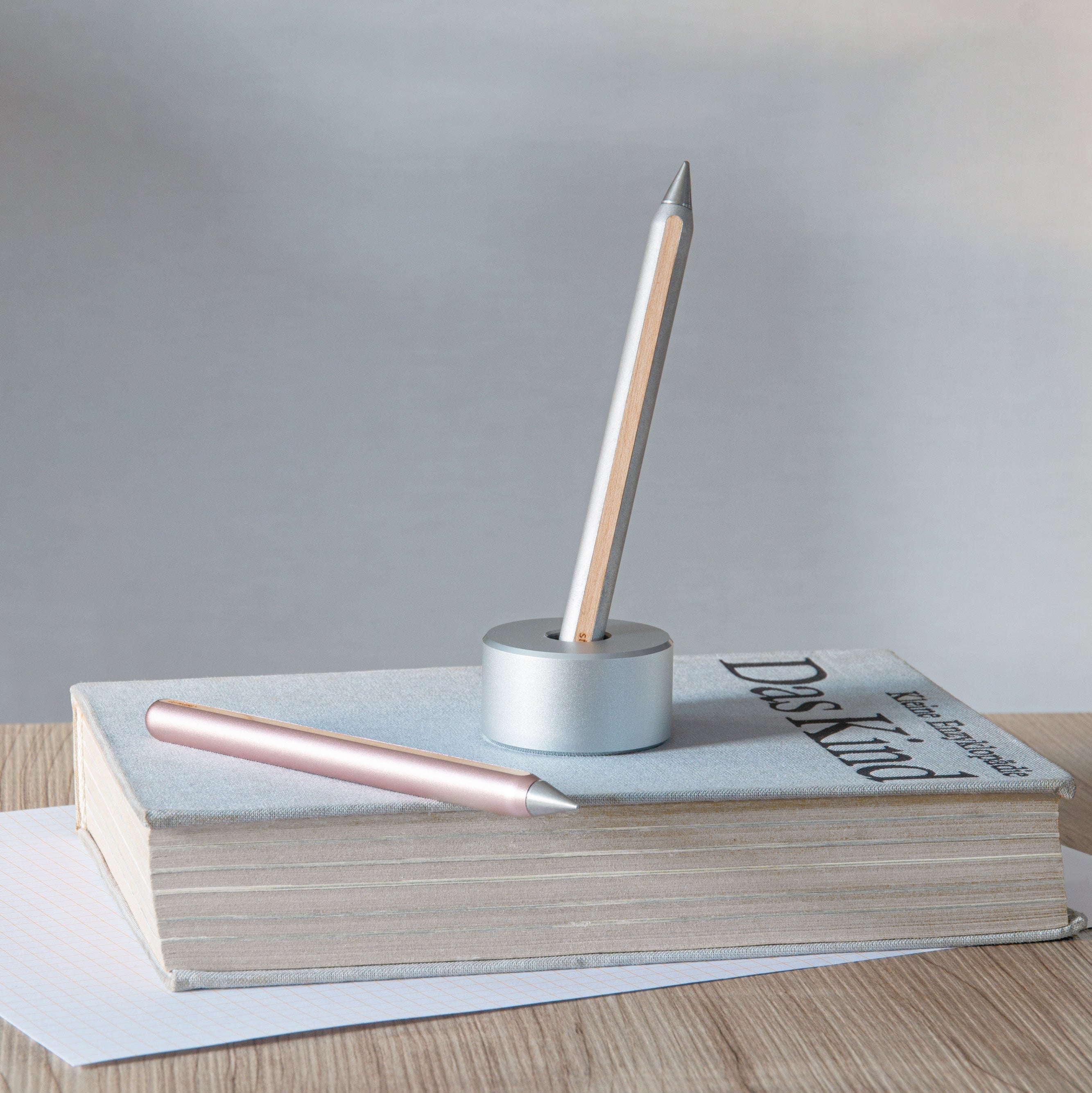Stifthalter Base aus Aluminium mit AEON Bleistift auf Buch