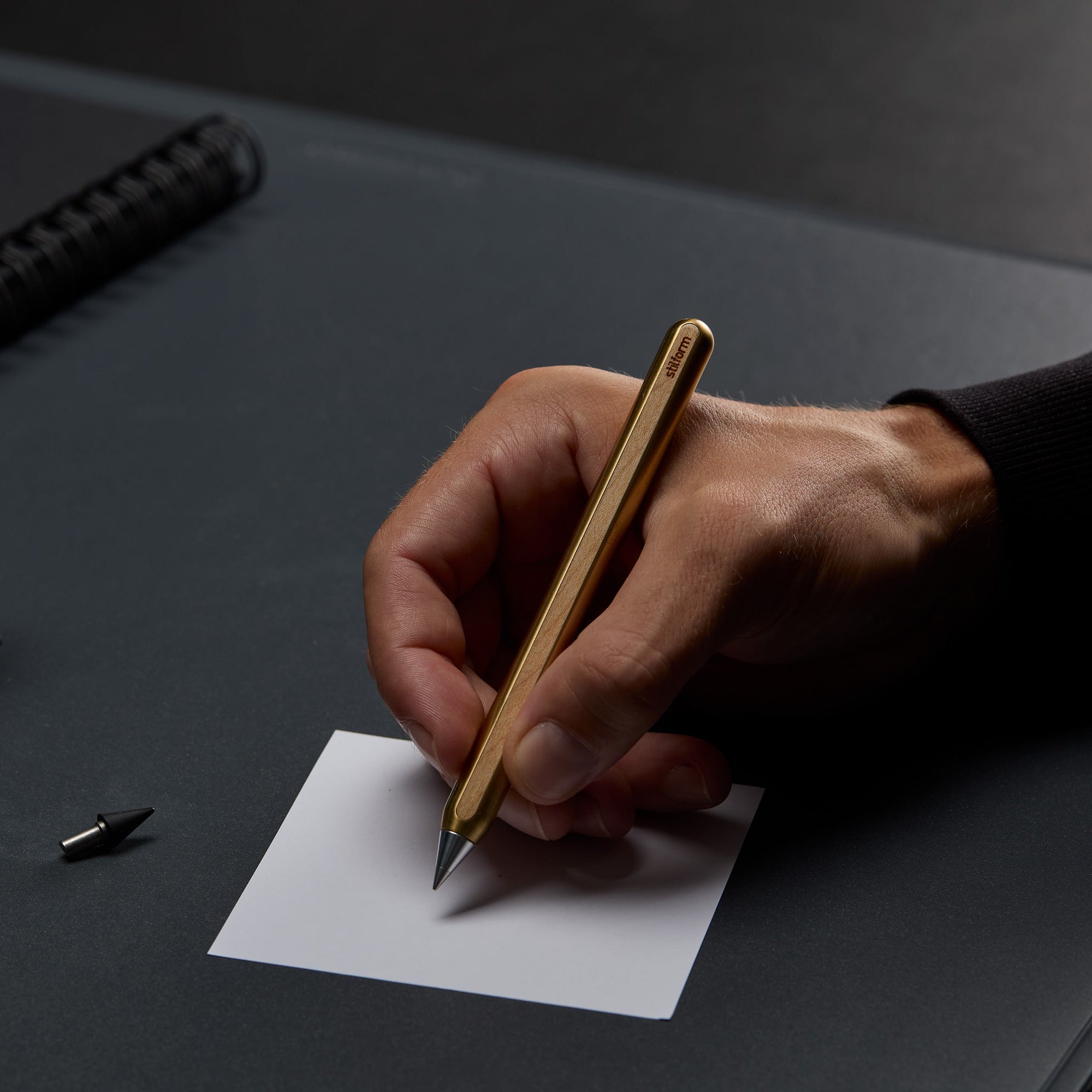 AEON Messing Bleistift mit Eternal-Spitze beim Schreiben auf weißem Papier