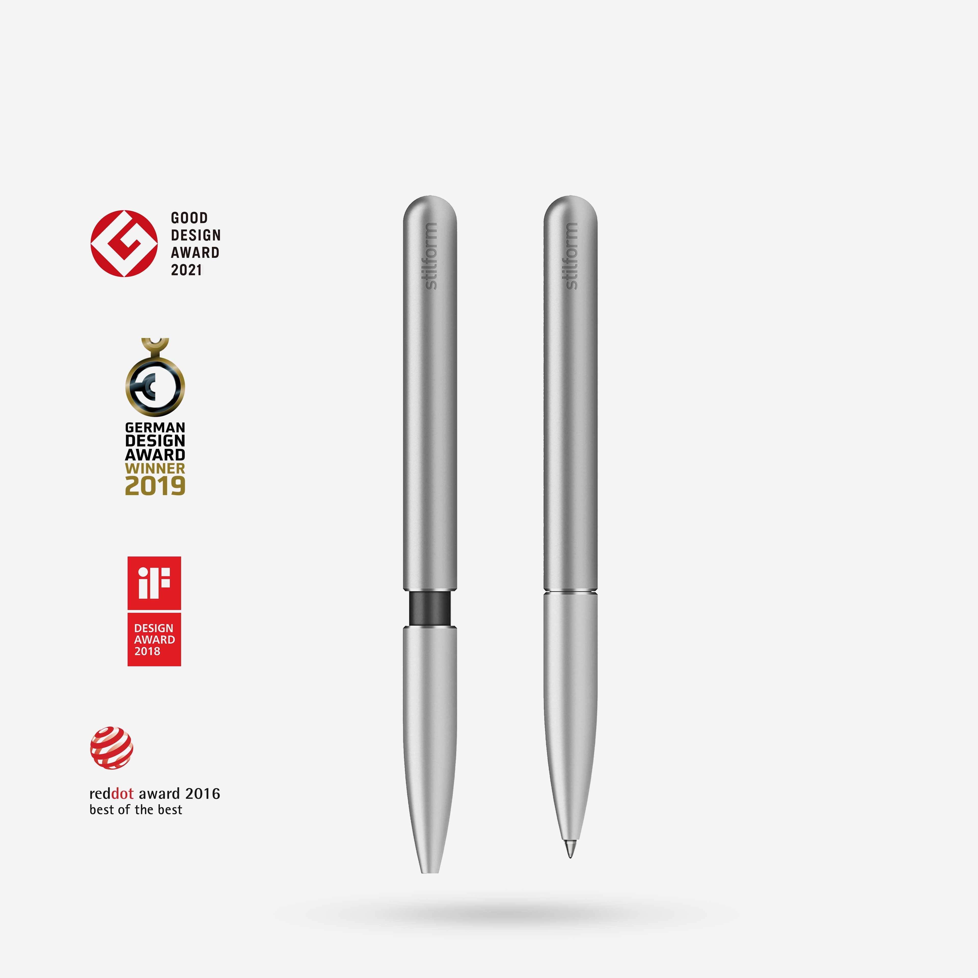 Aluminium-Kugelschreiber Pen in Comet Grey, Vorder- und Rückansicht, daneben Design-Auszeichnungen