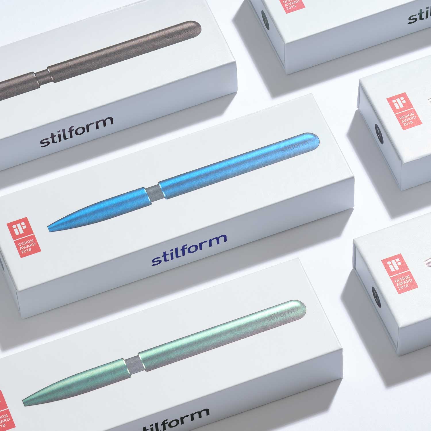 Verpackungen des AEON Aluminium-Kugelschreibers mit stilform-Logo und farbiger Produktabbildung auf weißer Schachtel